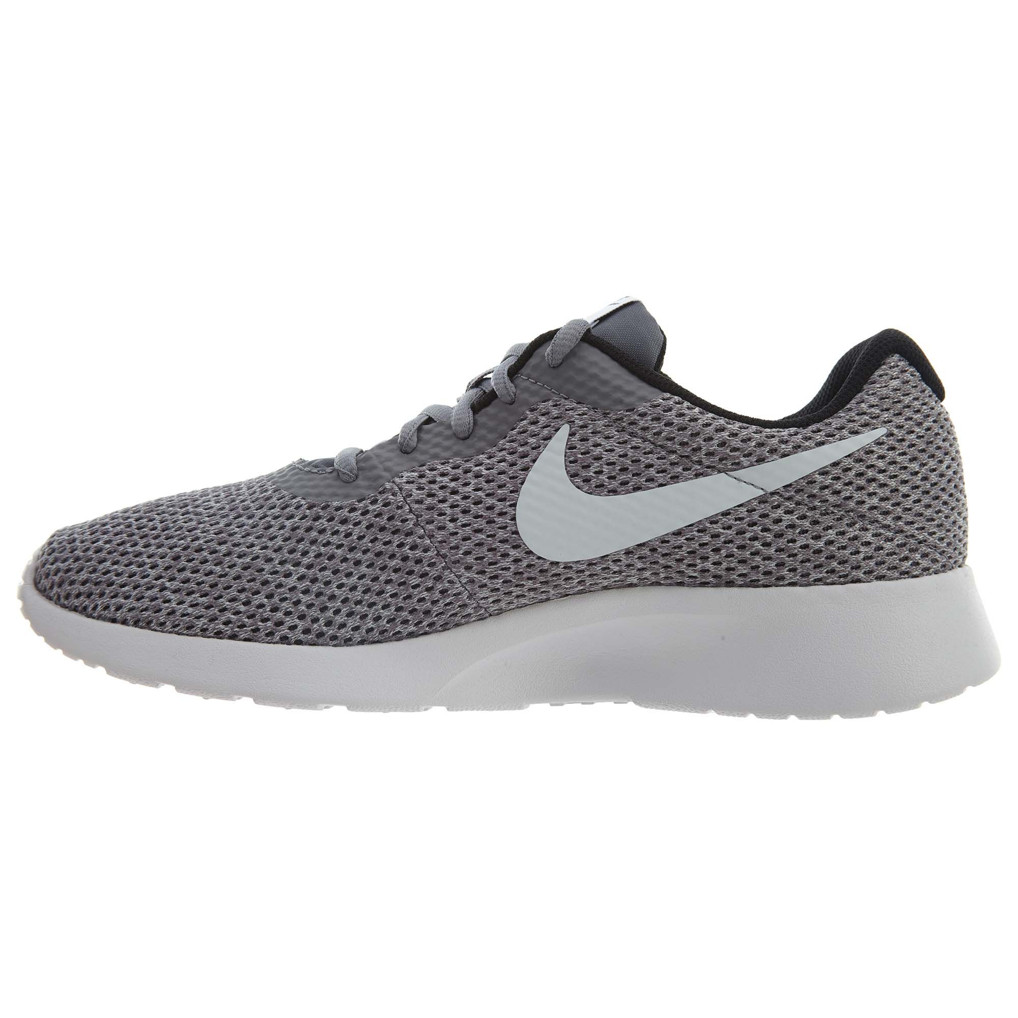 nike tanjun se black and white